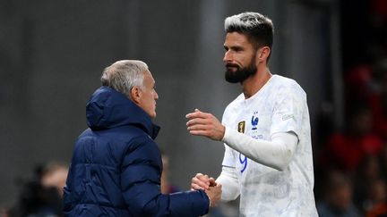 Olivier Giroud (à droite) et Didier Deschamps lors de la rencontre de Ligue des nations face au Danemark, à Copenhague, le 25 septembre 2022. (FRANCK FIFE / AFP)