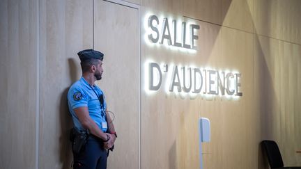 Un gendarme devant une salle d'audience, au Palais de justice de Paris le 10 octobre 2022. Photo d'illustration (CHRISTOPHE PETIT TESSON / EPA)