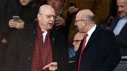 Avram et Joel Galzer (de gauche à droite), les deux propriétaires de Manchester United, à Old Trafford le 10 avril 2019. (OLI SCARFF / AFP)