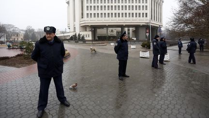 La police encercle les b&acirc;timents officiels de Simferopol, capitale de la r&eacute;publique autonome de Crim&eacute;e (Ukraine), jeudi 27 f&eacute;vrier 2014. (BULENT DORUK / ANADOLU AGENCY / AFP)