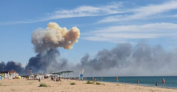 Smoke rises from Russia's Novofedorivka airbase on August 9, 2022, in annexed Crimea.  (/AP/SIPA / SIPA)