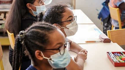 Des élèves avec leur masque dans une école de&nbsp;Clichy sous Bois. Photo d'illustration. (LUC NOBOUT / MAXPPP)