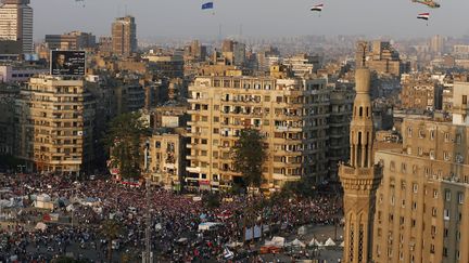 Des h&eacute;licopt&egrave;res de l'arm&eacute;e survolent la place Tahrir o&ugrave; les manifestants anti-Morsi sont toujours r&eacute;unis au Caire (Egypte), le 4 juillet 2013. (STEVE CRISP / REUTERS)