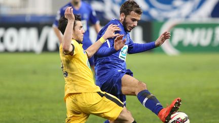 Le d&eacute;fenseur bastiais Julian Palmieri &agrave; la lutte avec le d&eacute;fenseur lillois S&eacute;bastien Corchia, le 3 janvier 2014 lors des 32e de finale de Coupe de France &agrave; Bastia (Haute-Corse). (PHILIPPE MARINI / AFP)