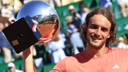 Stefanos Tsitsipas avec le trophée à Monte-Carlo, le 14 avril 2024. (VALERY HACHE / AFP)