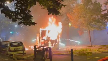 Mardi 27 juin au matin, Naël, 17 ans, a été tué par un tir policier après un refus d'obtempérer à Nanterre. Des violences urbaines ont éclaté dans plusieurs villes de la banlieue parisienne dans la nuit de mardi à mercredi. (France 2)