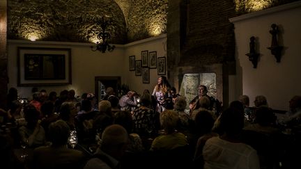 La chanteuse Vania Duarte à la Casa de Linhares à Lisbonne, dans le quartier de l'Alfama, un des lieux où Madonna a découvert des musiciens du monde lusophone qui lui ont donné l'inspiration de son dernier album, "Madame X" (PATRICIA DE MELO MOREIRA / AFP)