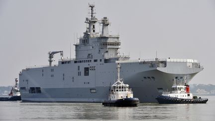 L'un des deux Mistrals fabriqués pour la Russie, le 16 mars 2015 à Saint-Nazaire (Loire-Atlantique). (GEORGES GOBET / AFP)