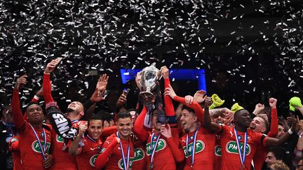 Les joueurs de Rennes célèbrent leur victoire en Coupe de France le 27 avril 2019. (ANNE-CHRISTINE POUJOULAT / AFP)