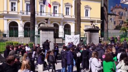 Après l'annonce de la mort d'Yvan&nbsp;Colonna, dans la soirée du lundi 21 mars, des rassemblements ont eu lieu en Corse à Bastia et à Ajaccio, mardi 22 mars.&nbsp; (FRANCE 2)