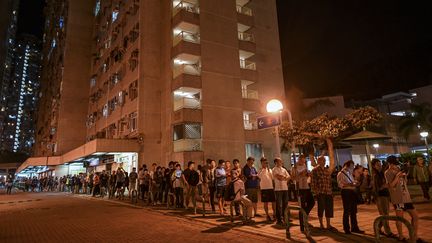 Les Hongkongais font la queue pour voter lors des élections du conseil&nbsp;dans le district de Tseung Kwan O à Hong Kong, le 24 novembre 2019.&nbsp; (YE AUNG THU / AFP)