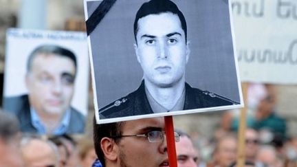 Des manifestants hongrois dénoncent à Budapest, le 4 septembre 2012, l'extradition de l'assassin de Gourgen Margarian (AFP PHOTO / ATTILA KISBENEDEK)