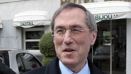 L'ancien ministre de l'Int&eacute;rieur, Claude Gu&eacute;ant &agrave; Boulogne-Billancourt (Hauts-de-Seine), lors de la campagne pour les &eacute;lections l&eacute;gislatives, le 13 juin 2012. (JACQUES DEMARTHON / AFP)