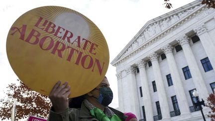 Une femme porte une pancarte "libérez l'avortement" lors d'une manifestation pro-IVG devant la Cour suprême, à Washington (Etats-Unis), le 1er décembre 2021. (LEIGH VOGEL / GETTY IMAGES NORTH AMERICA / AFP)