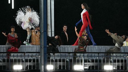 Une top model défile sur la passerelle Debilly lors de la cérémonie d'ouverture des JO de Paris 2024, le 26 juillet 2024. (MAURO PIMENTEL / AFP)