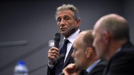 Le sélectionneur de l'équipe de France de rugby, Guy Novès, lors d'une conférence de presse à Marcoussis (Essonne), le 13 novembre 2015. (FRANCK FIFE / AFP)