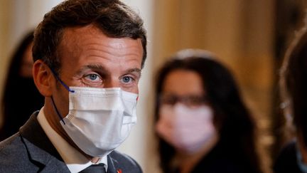 Emmanuel Macron&nbsp;lors d'une rencontre avec des&nbsp;ONG, à Paris, le 9 juin 2021. (PASCAL ROSSIGNOL / AFP)