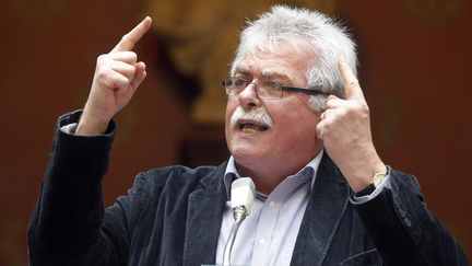 Le d&eacute;put&eacute; communiste du Puy-de-D&ocirc;me Andr&eacute; Chassaigne, lors d'un meeting de soutien aux salari&eacute;s de&nbsp;Fralib, &agrave; Paris, le 24 f&eacute;vrier 2012. (THOMAS SAMSON / AFP)