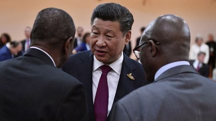 Le président chinois, Xi Jinping (au centre) s'entretient avec ses homologues de Guinée Alpha Condé (à gauche) et d'Afrique du Sud, Jacob Zuma (à droite), le 7 juillet 2017 en marge du G20 à Hambourg, en Allemagne. (Photo AFP/ John Macdougall)