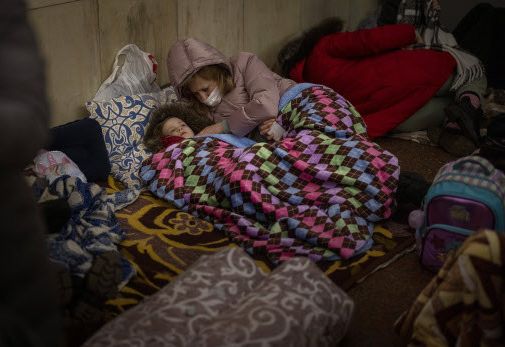 Des familles ont trouvé refuge dans le métro de Kiev, le 24 février 2022. (EMILIO MORENATTI / AP / SIPA)