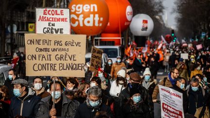 Des personnels de l'Education nationale manifestent contre le protocole sanitaire contre le Covid-19 à l'école, le 13 janvier 2022 à Paris. (MAXPPP)