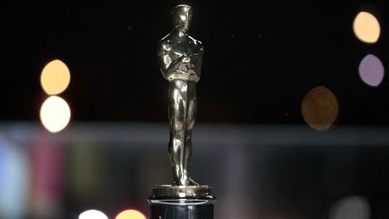 Une statuette des Oscars exposée lors d'une projection des Oscars au début du 26 avril 2021 à Paris, France. (LEWIS JOLY / POOL)