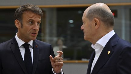 Le président de la République française Emmanuel Macron (à gauche) et le chancelier allemand Olaf Scholz (à droite), à Bruxelles (Belgique), le 30 juin 2023. (JOHN THYS / AFP)