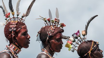 A ses débuts, en 2008 (lien en anglais), il réunissait cinq tribus du comté de Marsabit à Loiyangalani, près du lac Turkana, au nord du Kenya. Le festival annuel de trois jours (du 28 au 30 juin) réunit désormais quatorze communautés. L’objectif est de promouvoir le vivre-ensemble par le biais de la culture et des traditions. Devant le succès grandissant de cette manifestation, le gouvernement kenyan songe à lui donner un écho national. (Yasuyoshi CHIBA / AFP)