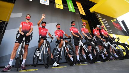 Le Colombien Nairo Quintana (2e à gauche) et l'équipe Arkéa-Samsic au départ de la 19e étape du Tour de France 2020, le 18 septembre à Bourg-en-Bresse.&nbsp; (TIM DE WAELE / POOL / GETTY POOL / AFP)