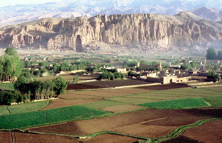 La vallée de Bamiyan (Afghanistan),&nbsp;nichée à 2.500 mètres d'altitude au coeur du massif de l'Hindou Kouch, recèle un incroyable patrimoine archéologique. Photo prise en juin 2004. (DAVID BATHGATE / CORBIS HISTORICAL / GETTY IMAGES)