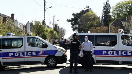 Des policiers sécurisent le périmètre&nbsp;après l'attaque au couteau qui a coûté la vie à une fonctionnaire de police, le 23 avril 2021, à Rambouillet (Yvelines). (BERTRAND GUAY / AFP)