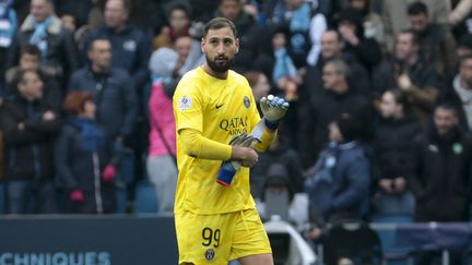 Gianluigi Donnarumma quitte la pelouse après son expulsion face au Havre, le 3 décembre 2023. (JEAN CATUFFE / AFP)