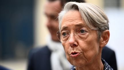 Elisabeth Borne dans la cour de l'hôtel Matignon à Paris, mardi 20 septembre 2022. (CHRISTOPHE ARCHAMBAULT / AFP)