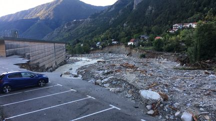 À Saint-Martin-Vésubie (Alpes-Maritimes), plus d'une trentaine de maisons sont au bord du précipice creusé par la tempête Alex, 38 ont été emportées par les flots. (FARIDA NOUAR / RADIOFRANCE)