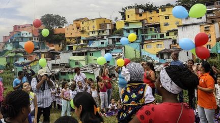 Les habitants d'El Pelebre célèbrent l'inauguration de la fresque de Tarik Bouanani.
 (JOAQUIN SARMIENTO / AFP)