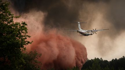 Un avion des pompiers survole le feu en Gironde, près de Saint-Magne, le 11 août 2022. (PHILIPPE LOPEZ / AFP)