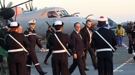 &nbsp; (François Hollande, ici sur le porte-avion Charles-de-Gaulle le 14 janvier, annonce le maintien de 7.500 postes dans les armées © MaxPPP)