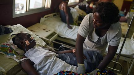 Une infirmière au chevet d'une malade à l'hôpital Connaught de Freetown,&nbsp;lors de la grève des médecins généralistes. (REUTERS  STAFF / X01095)