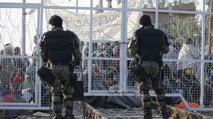 La police mac&eacute;donienne ferme la fronti&egrave;re avec la Gr&egrave;ce &agrave; des centaines de migrants&nbsp;Afghans &nbsp;&agrave; Idomeni, le 23 f&eacute;vrier 2016 (MARKO DJURICA / REUTERS)