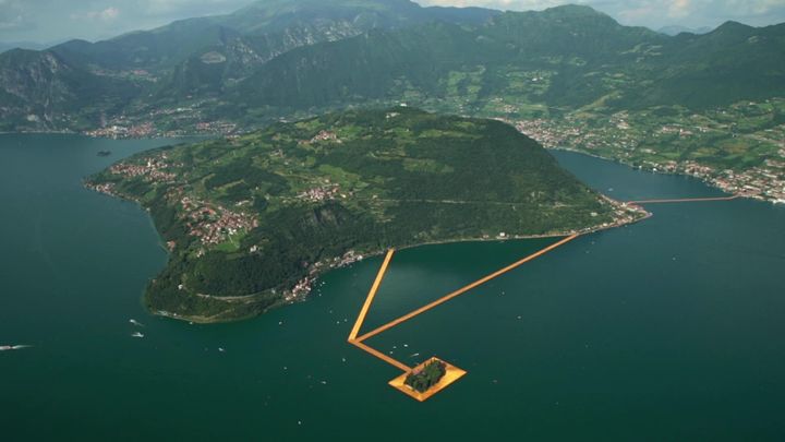 " Notre projet, c'est de la joie et de la beauté, rien d'autre c'est totalement inutile, il n'y a aucun message juste des sensations", Christo à propos de son installation de passerelles sur un lac italien en 2016 (France 3 Alsace)