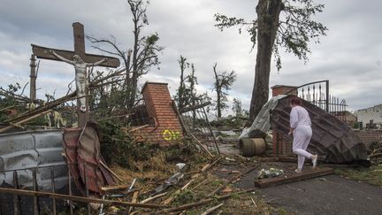 Un cimetière endommagé par la tornade qui a frappé la République tchèque, le 24 juin 2021. (MICHAL CIZEK / AFP)