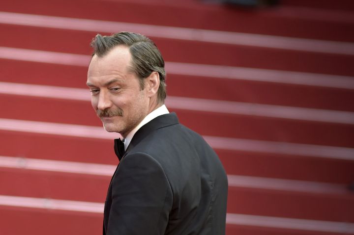 Briton Jude Law, who came to present "fire brand" by Karim Aïnouz on May 21, 2023, stood out on the red carpet with an elegant tuxedo and a very well-trimmed mustache.  (MONDADORI PORTFOLIO / MONDADORI PORTFOLIO EDITORIAL)