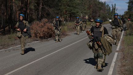 Des soldats ukrainiens patrouillent à la sortie de&nbsp;Svyatogirsk (Ukraine), le 7 octobre 2022. (ANATOLII STEPANOV / AFP)