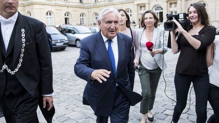 Jean-Pierre Raffarin, s&eacute;nateur UMP et candidat &agrave; la pr&eacute;sidence du S&eacute;nat, &agrave; son arriv&eacute;e au Palais du Luxembourg, le 28 septembre 2014. (CHRISTOPHE MORIN / MAXPPP)