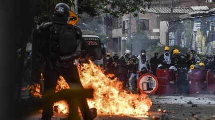 Un policier fait face à des manifestants à Medellín (Colombie), le 2 juin 2021. (JOAQUIN SARMIENTO / AFP)