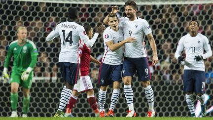 Olivier Giroud (deuxi&egrave;me en partant de la droite) est f&eacute;licit&eacute; par ses partenaires apr&egrave;s son deuxi&egrave;me but inscrit lors du match amical entre l'&eacute;quipe de France et le Danemark, dimanche 11 octobre &agrave; Copenhague. (ODD ANDERSEN / AFP)