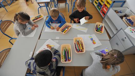 Des &eacute;l&egrave;ves participent &agrave; un atelier, apr&egrave;s la fin de la classe, &agrave; Nantes (Loire-Atlantique), le 11 octobre 2013. (FRANK PERRY / AFP)