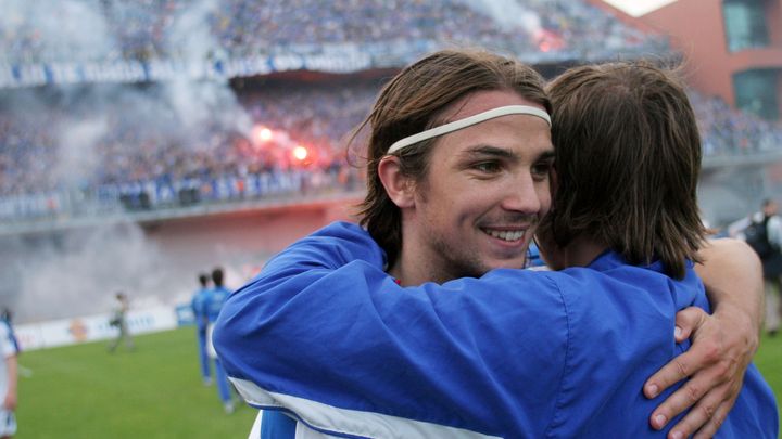 Niko Kranjcar (&agrave; gauche) salue ses anciens co&eacute;quipiers du Dinamo Zagreb, sacr&eacute;s champions de Croatie, apr&egrave;s leur victoire sur Hajduk Split (1-0). (FILIP HORVAT/AP/SIPA / AP)