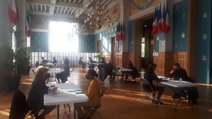 Soixante jeunes de Saint-Denis sont recrutés par la ville de Saint-Denis pour gérer la partie administrative et logistique du vaccinodrome du Stade de France. (FARIDA NOUAR / RADIO FRANCE)