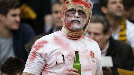 Un fan de Rugby déguisé attend le début de la finale de la Coupe du monde, entre la Nouvelle-Zélande et l'Australie, dans les tribunes de Twickenham, samedi 31 octobre 2015.&nbsp; (REUTERS)